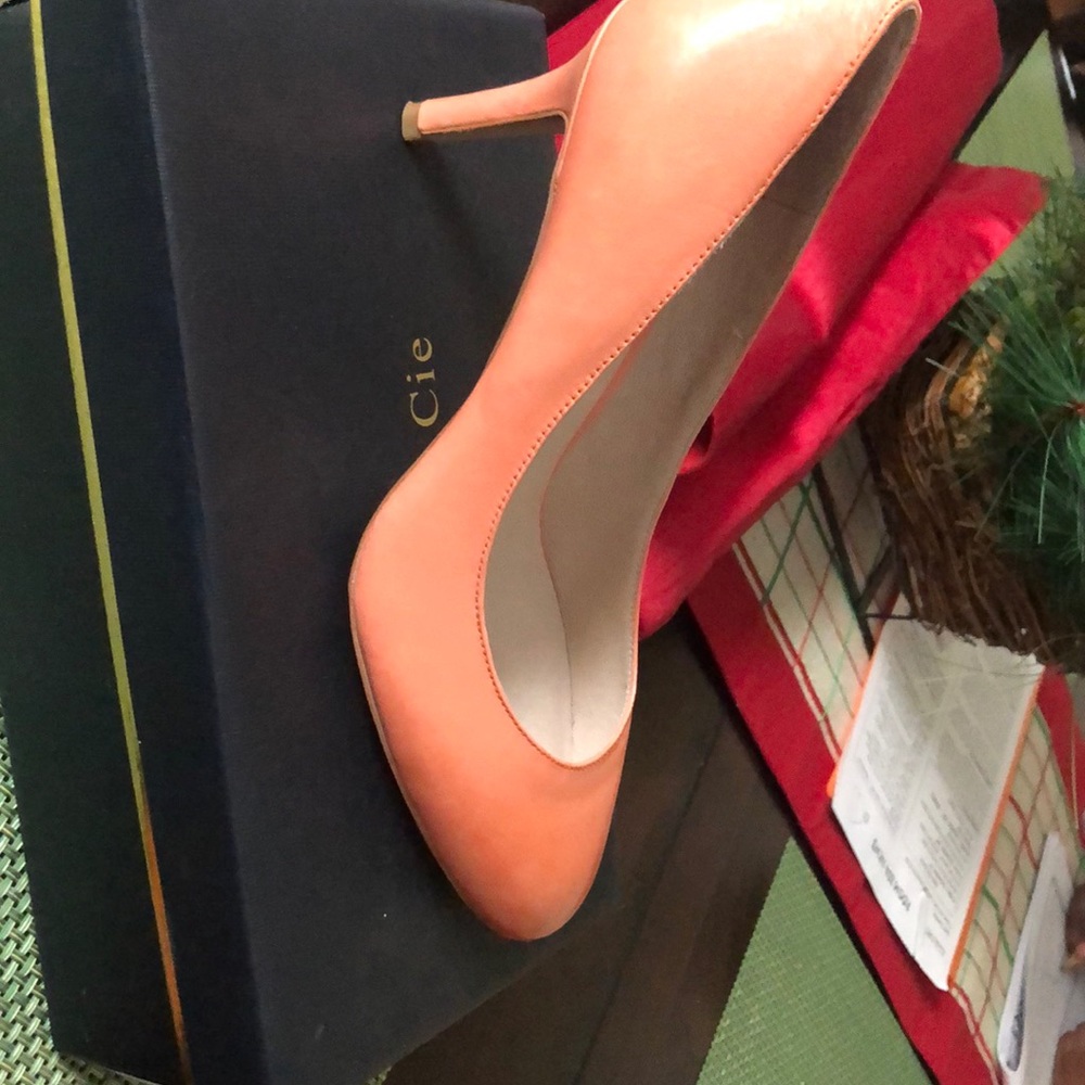 Louise et Cie heels in Coral size 10M.